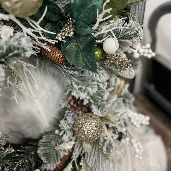 26” Snow White green and soft golds with pine cones and floral mixed wreath - Picture 5 of 12